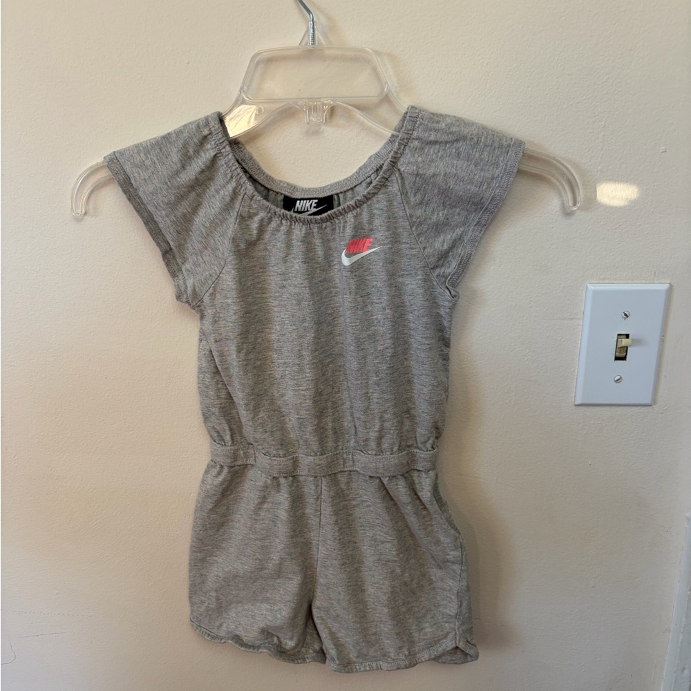 Girl’s S 4-5 years Nike Girls' Light Gray Romper with Pink Swoosh